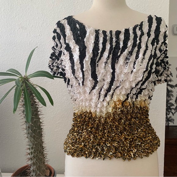 F.C Popcorn top in black, white, yellow, brown and gold. Short sleeves. - Picture 2 of 14